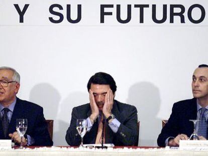 Rodr&iacute;guez Ponga, a la derecha, con Aznar y Manuel Lagares, en 2000.