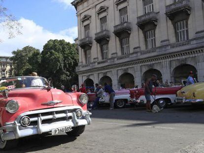 Vista general de una flota de taxis en una calle de La Habana (Cuba). EFE/Archivo
