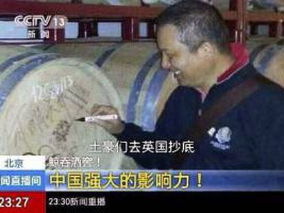 El presidente de la Corporación de Inversiones Jiachag, He Ming Hui, firmando una barrica de roble en la Bodega San Gabriel, ubicada en La Aguilera, cerca de Aranda de Duero.