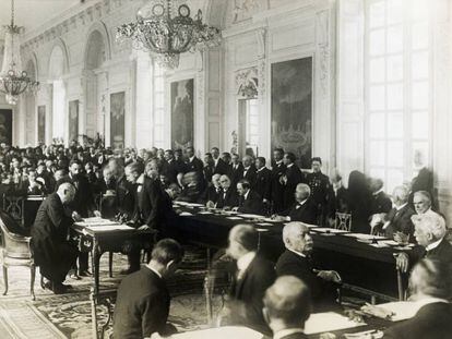 Hugh Wallace, embajador de EEUU en Francia, firma el Tratado de Trianón en el palacio de Versalles el 4 de junio de 1920. 