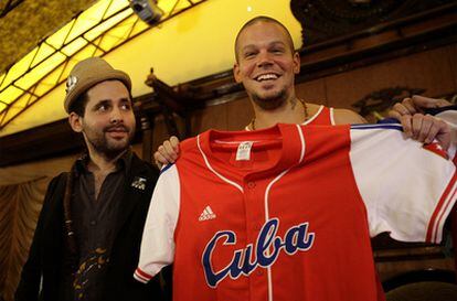 Los componentes de Calle 13, René Pérez y Eduardo Cabra, posan con una camiseta del equipo cubano de béisbol durante una rueda de prensa en La Habana.