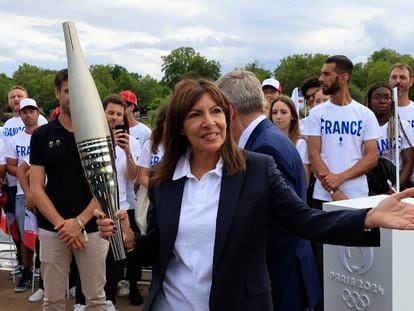 La alcaldesa de París, Anne Hidalgo, en el desfile de la antorcha olímpica este 25 de julio de 2023, en la capital francesa.