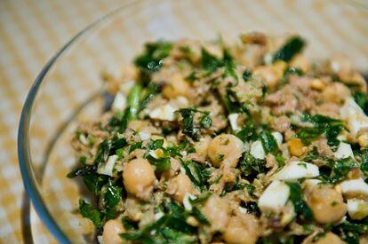 Garbanzos con anchoas, atún y espinacas crudas Comidista