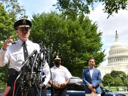 El jefe de policía del Capitolio de EE UU, Thomas Manger, comparece frente al Capitolio tras detener al sospechoso, Washington.