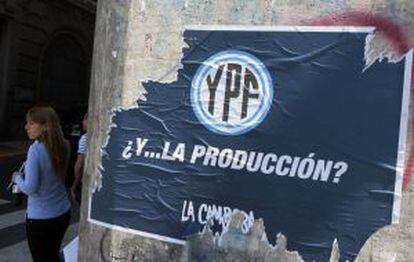Un cartel alusivo a YPF en Buenos Aires.