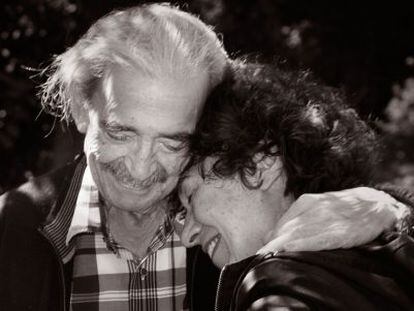 El poeta y su esposa, el 20 de julio pasado en un jardín de México DF. La foto, inédita, es una de las últimas del poeta.