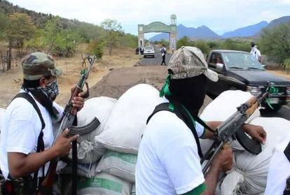 Autodefensas vigilando un acceso a la poblaci&oacute;n de Churumuco