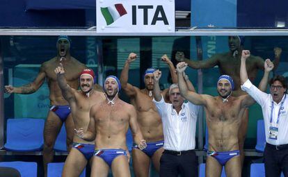 El banquillo italiano celebra el triunfo en la final.
