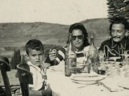 Gala agafa en Joan de la ma mentre Dalí els mira a la terrassa de l'hotel Portlligat a principis dels anys cinquanta.
