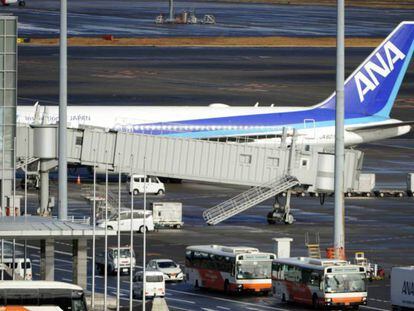 El avión enviado por Japón para evacuar ciudadanos de Wuhan, en el aeropuerto de la ciudad china. AP
 