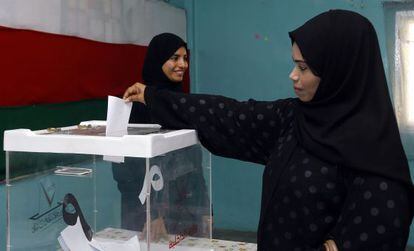 Una mujer oman&iacute; vota hoy en un colegio electoral en Mascate. 