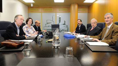 Los expertos juristas designados por los partidos, este lunes, en la última reunión antes de registrar los trabajos en el Parlamento.
