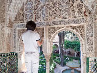 Una restauradora trabaja en las yeserías de la Alhambra.