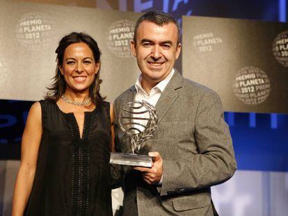 Mara Torres y Lorenzo Silva, finalista y ganador del Premio Planeta 2012, respectivamente.
