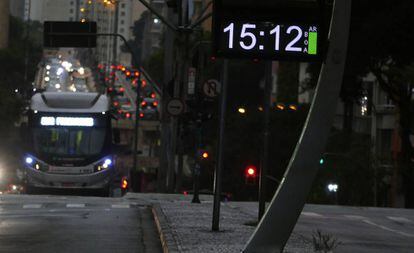 Un calle de São Paulo, a oscuras en medio de la tarde.