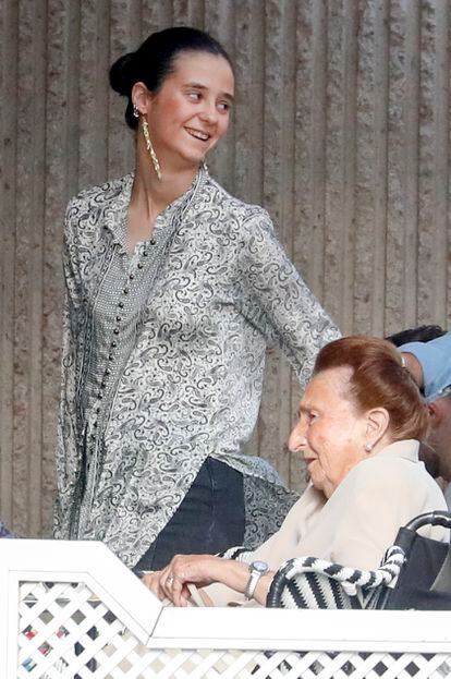 Victoria Federica de Marichalar y la infanta Margarita de Borbón en una terraza de Madrid, en junio de 2020.