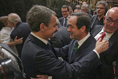 Zapatero y Bono se abrazan en presencia de otros diputados tras el último pleno de la legislatura en el Congreso.