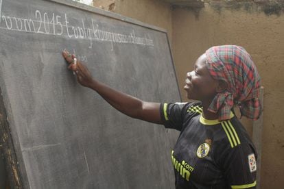 Denise Ouédraogo escribe su nombre en su idioma materno, el moré, que es el mayoritario en Burkina Faso, en una de las clases de alfabetización.