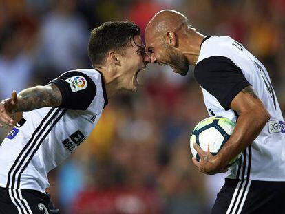 Santi Mina y Simone Zaza celebran un gol del Valencia en la pasada jornada.