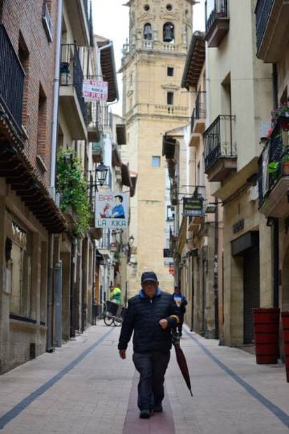 Un vecino pasea por la calle Santo Tomás, una de las más típicas de Haro.