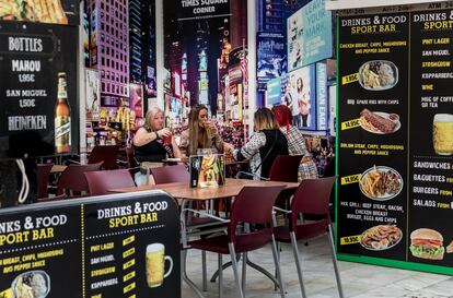 Turistas británicos en un local en el centro de Benidorm.