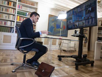 Pedro Sánchez participa en el Consejo Europeo por videoconferencia el 26 de marzo.