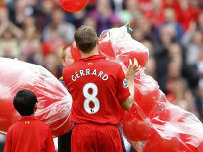 Gerrard, capitán del Liverpool, durante un homenaje a las víctimas de Hillsborough