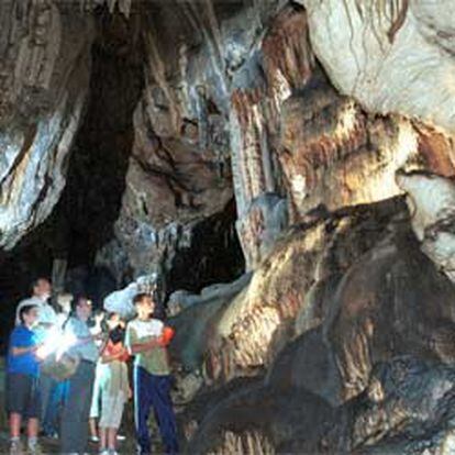 Un grupo de visitantes, en la Cueva de Ardales (Málaga).