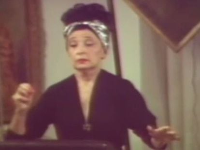 Clara Rockmore durante una de sus interpretaciones.