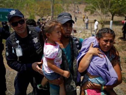 Agentes de policía detienen a un grupo de migrantes, este lunes en el sur de México. En vídeo, declaraciones de Olga Sánchez Cordero y Marcelo Ebrard.