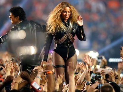 Beyoncé junto a Bruno Mars en su actuación en la Super Bowl 2016.