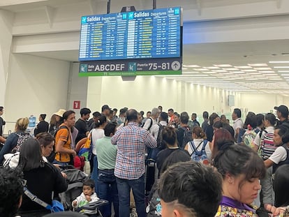 Pasajeros esperan en un espacio confinado en el AICM, este viernes.