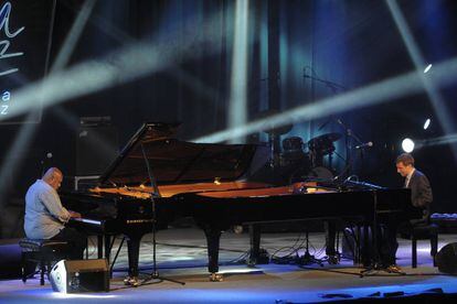 Benny Green y Kenny Barron tpcan el piano durante el homenaje a Thelonius Monk en el festival de jazz de Vitoria.