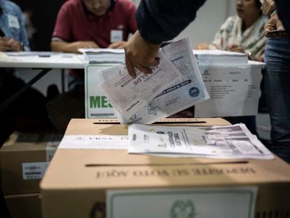 Votantes participan en las elecciones regionales 2023, en el recinto de Corferias, el 29 de Octubre del 2023.