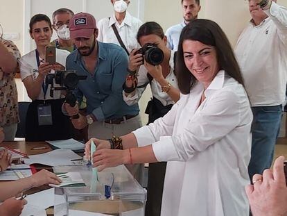 La candidata de Vox a la presidencia de la Junta, Macarena Olona, ha ejercido su derecho al voto en el Hogar del Pensionista de Salobreña (Granada), el 19 de junio de 2022.