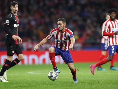 Koke, con la pelota durante el partido de Champions contra el Bayer Leverkusen en el Metropolitano.