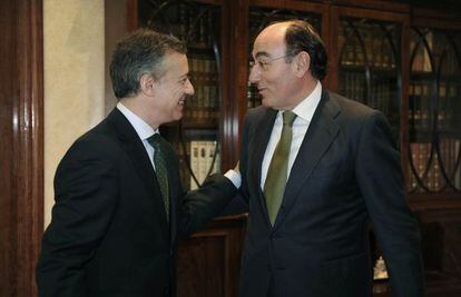 Gesto distendido entre Iñigo Urkullu e Ignacio Galán antes de su reunión.