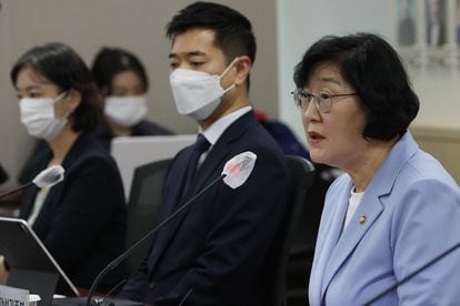 La ministra surcoreana de Igualdad y Familia, Lee Jung-ok, encabeza una reunión de urgencia del gobierno para hablar sobre medidas contra el acoso sexual en organizaciones públicas.