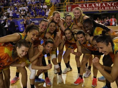 La plantilla del Valencia Basket celebra el título de Liga ante el Perfumerías Avenida en Salamanca.