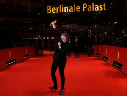La directora de cine Carla Simón posa con el Oso de Oro de la Berlinale, el miércoles.