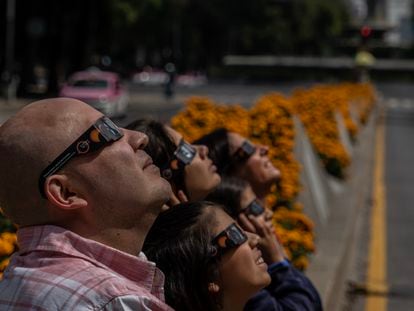 Personas observan el eclipse parcial de Sol en Ciudad de México, el 14 de octubre de 2023.