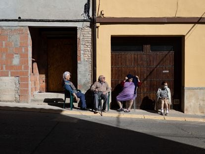 Varios vecinos de Alcarràs, ayer, aprovechando los rayos de sol.