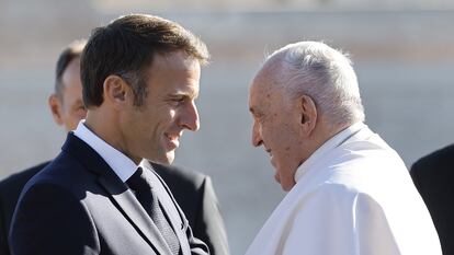 Marseille (France), 23/09/2023.- Pope Francis (R) meets French President Emmanuel Macron (L) in Marseille, France, 23 September 2023 for the fourth time on the occasion of the Mediterranean Meetings which bring together bishops and youth from around the Mediterranean to encourage dialogue on solidarity, ecology and conversation between cultures. Emmanuel Macron and Pope Francis will discuss the international situation, the war in Ukraine and the Sahel. The conclusions of the June Summit with the Paris pact for people and the planet, for the fight against climate change and against inequalities and poverty, as well as COP 28 which will be held at the end of the year. (Papa, Obispo, Francia, Ucrania, Marsella) EFE/EPA/Sebastien Nogier / POOL
