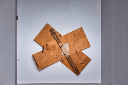 Vista de la obra 'Madera con camiseta' durante la presentación de este martes. en el Reina Sofía de Madrid.