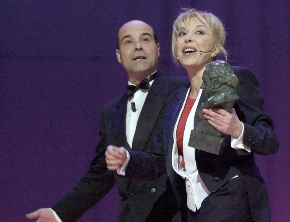 La actriz Rosa Maria Sardà abandona el escenario junto al actor Antonio Resines tras entregarle el Goya a la Mejor Interpretación Femenina de Reparto por su interpretación en 'Sin vergüenza'.