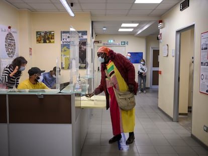 Una migrante en la unidad de trauma del centro sanitario Samifo, el viernes en Roma.