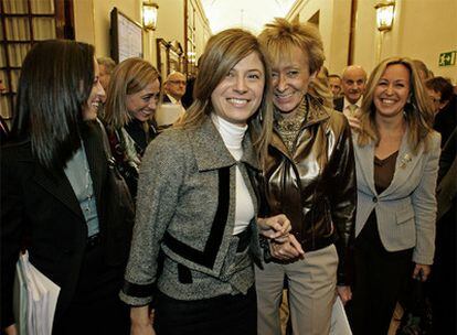 Bibiana Aído, a la salida del Pleno, acompañada por la vicepresidenta primera y otras ministras.