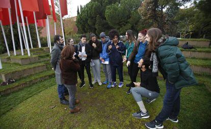 El director de RESAD, con un grupo de alumnos.