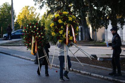 Llegada de coronas de flores al cementerio de El Pardo-Mingorrubio adonde serán trasladados desde el Valle de los Caídos los restos del dictador Francisco Franco para su reinhumación.