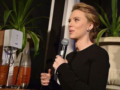 Scarlett Johansson, con la m&aacute;quina para hacer burbujas Sodastream.